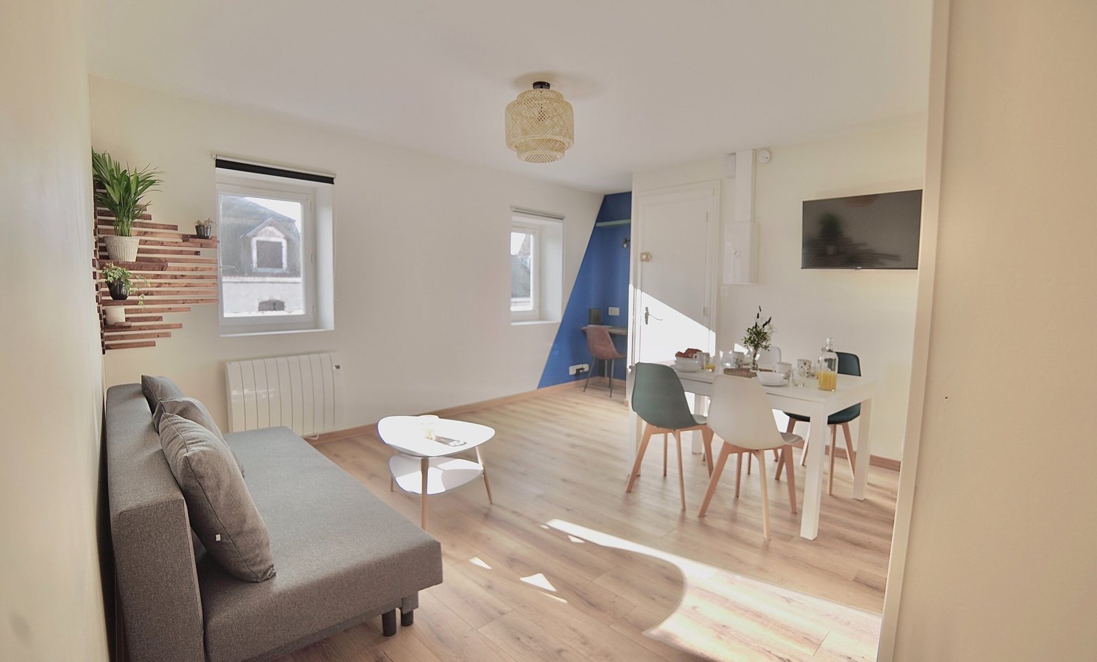 Séjour lumineux de L'Escale Cosy à Orthez, canapé et coin repas